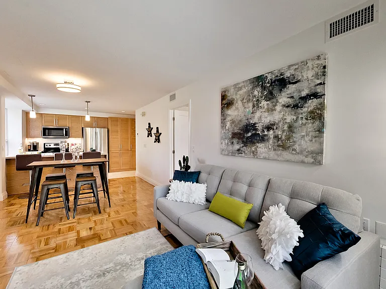 42 Glen Elm Ave #206 — Photo 96