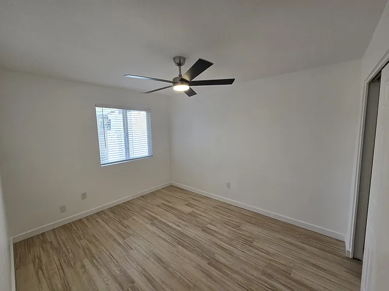 W Desert Crest Dr — Photo 2