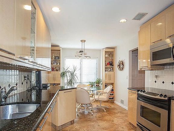 5th image of 123 Hidden Ponds Cir