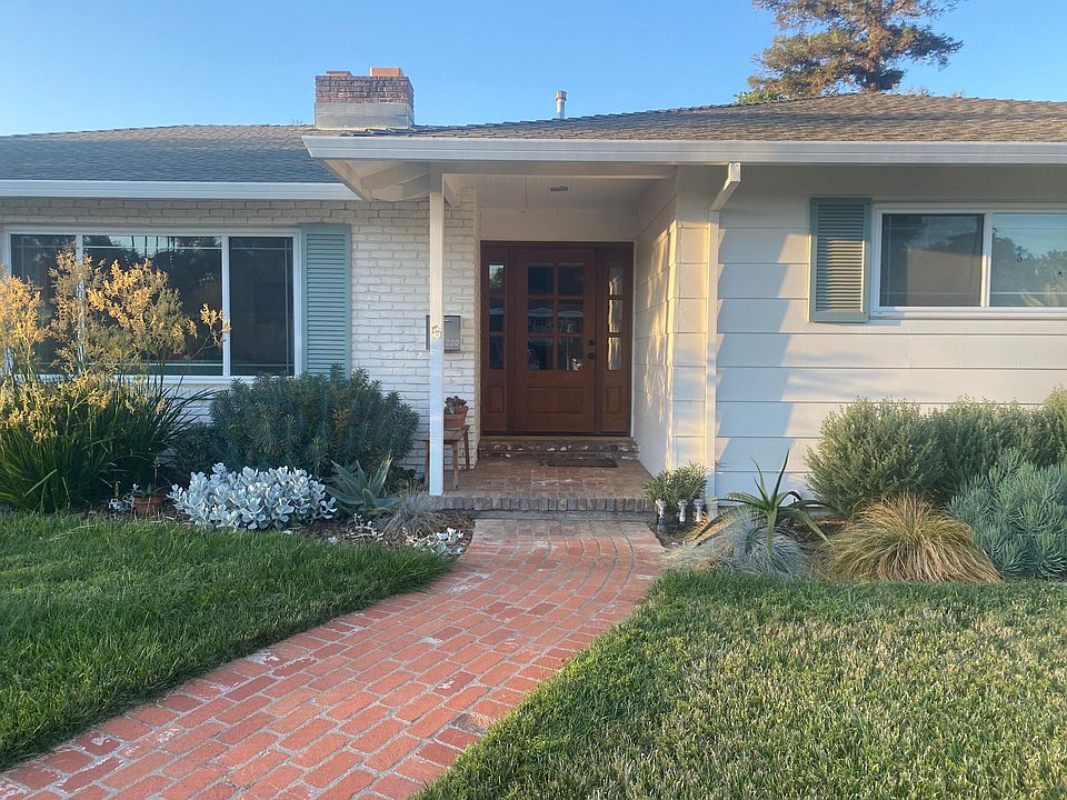 1st image of 220 Cypress Dr