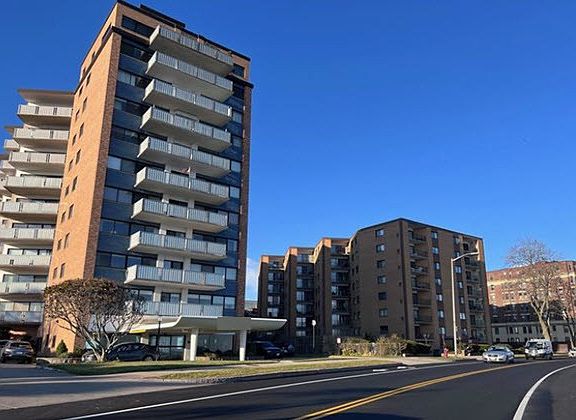2nd image of 300 Lynn Shore Dr APT 208