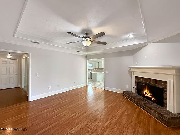 3rd image of 214 Chinkapen Dr