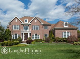 31 Legends Cir, Melville, NY 11747