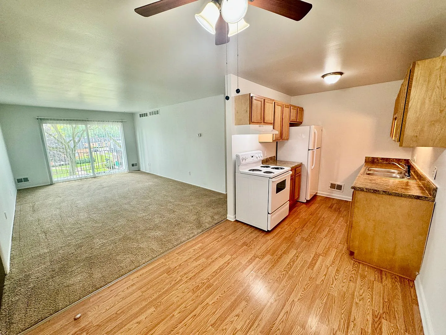 2nd floor, Remodeled 1 Bd. Greenway Park - Free Rent until November 1st!! — Photo 2