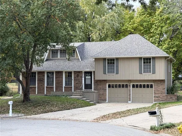 304 NE Oak Tree Ct, Lees Summit, MO 64086