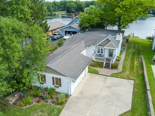 10470 King Rd, Davisburg, MI 48350