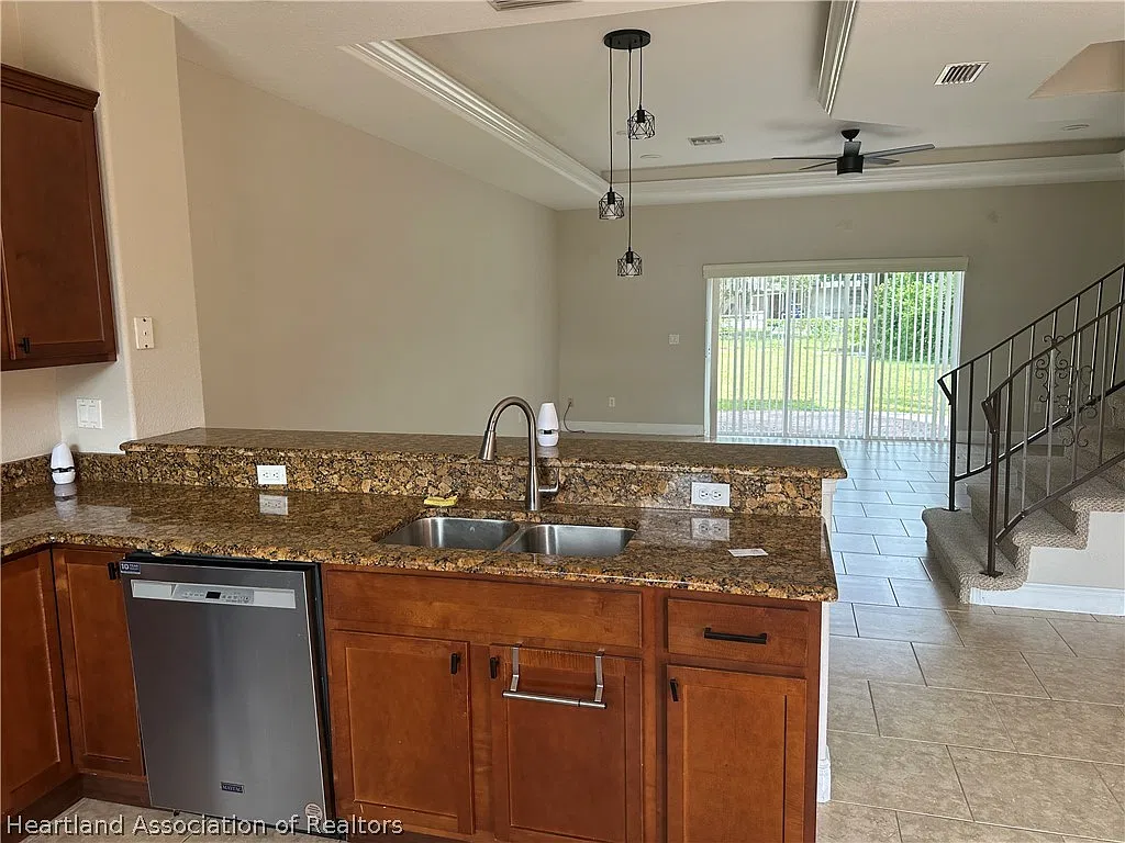 3 bed, 2.5 bath, 1578 sqft, $1,700 — Photo 2