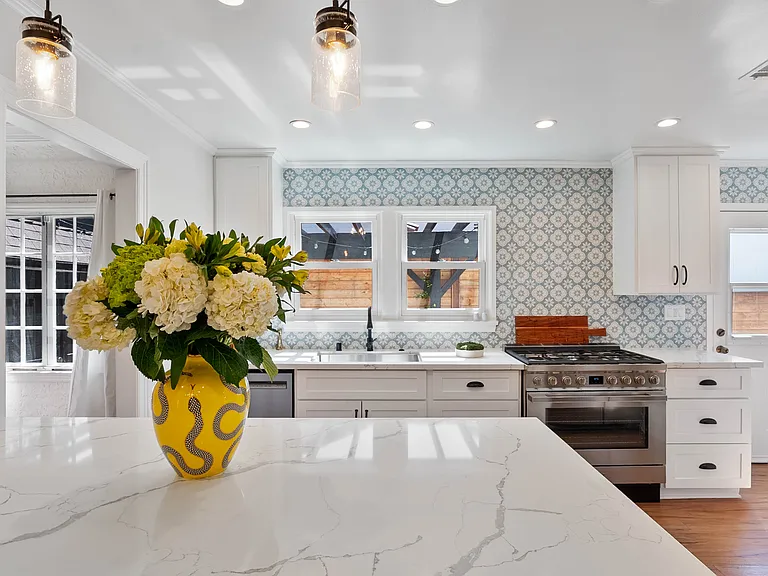 8818 Rosewood Ave — Photo 4