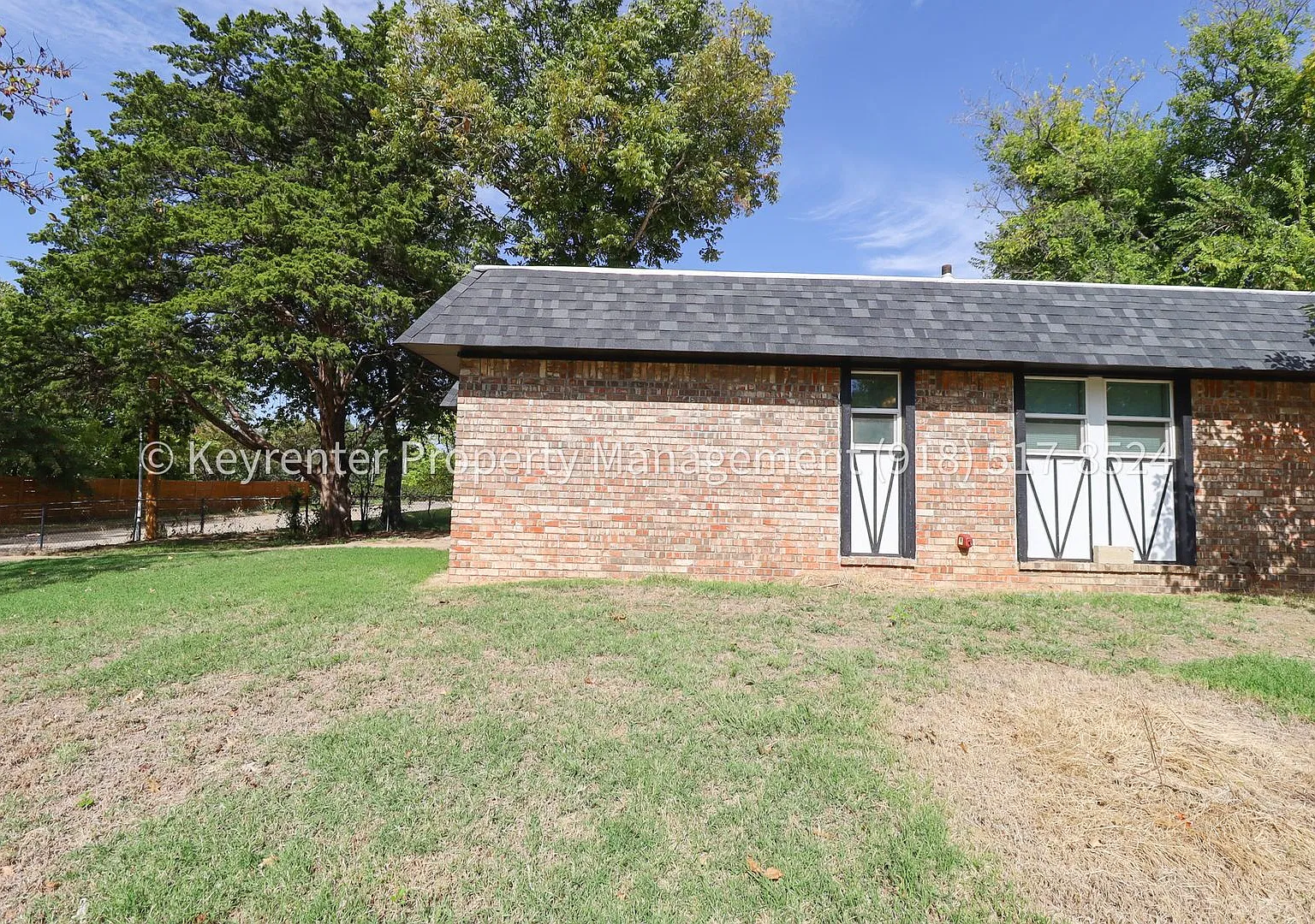 Beautifully Done 3 Bedroom House! Available for Immediate Move in! — Photo 3