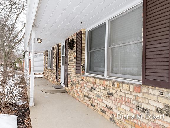 2nd image of 2581 Rockhill Dr NE