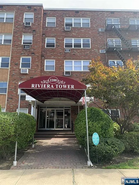 2200 Center Ave APT B4 photo 1