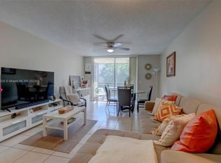 8353 Lake Dr APT 304, Doral, FL 33166