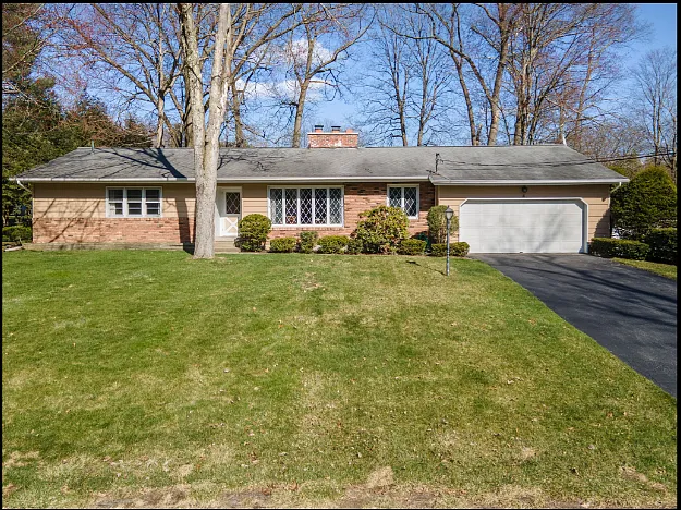 4 Lakewood Dr — Photo 1