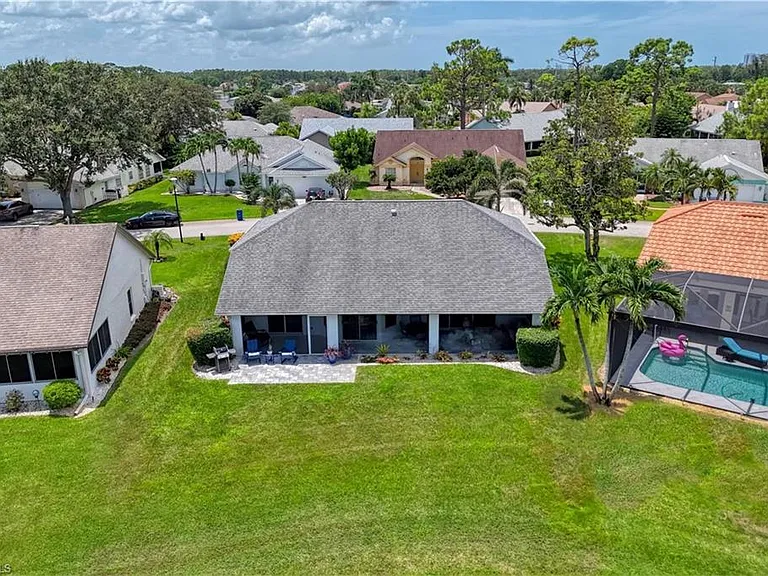 22589 Island Lakes Dr — Photo 36