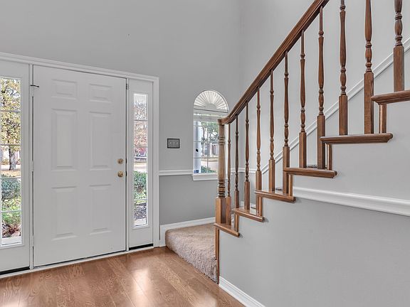 3rd image of 105 Willow Brook Dr