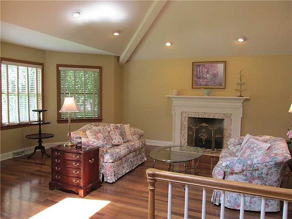 5th image of 304 Satinwood Ln