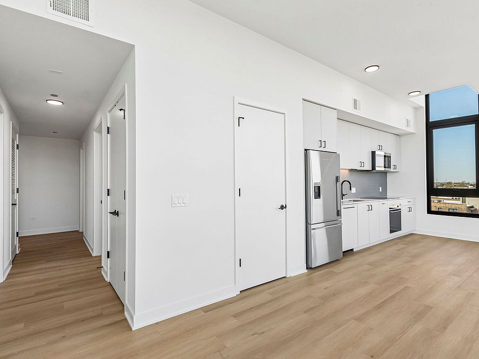1st image of 1100-15 W Grand Ave #719
