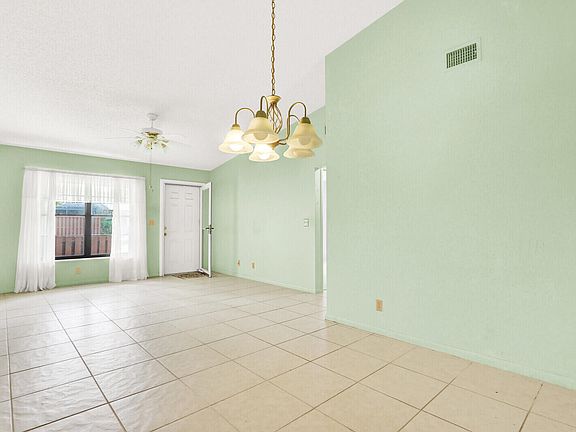 5th image of 8091 SE Villa Circle