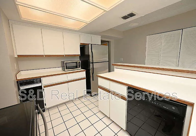 1808 Village Ct — Photo 6