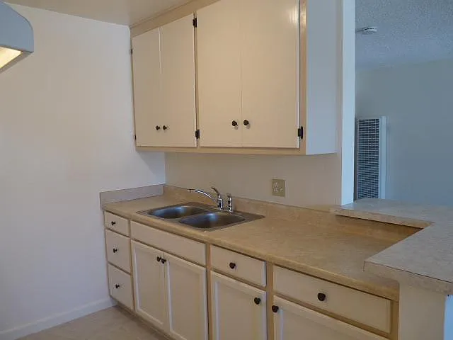 10515 Sylvan St — Photo 6