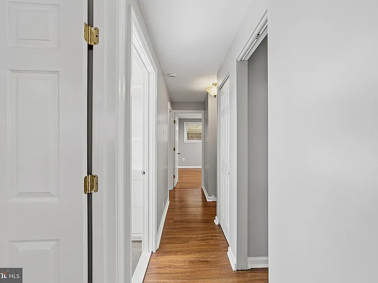 1135 W Thompson St — Photo 15