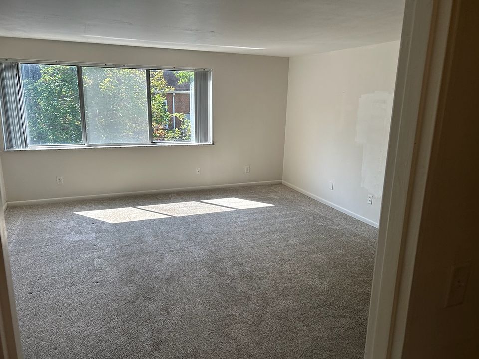 1st image of 1226 E Maywood Ave #210