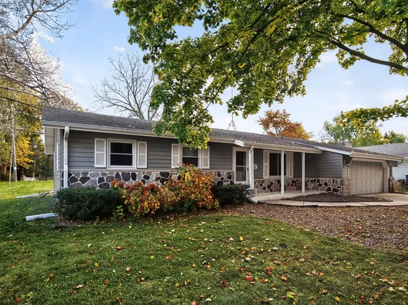 715 Cavalier DRIVE, Waukesha, WI 53186