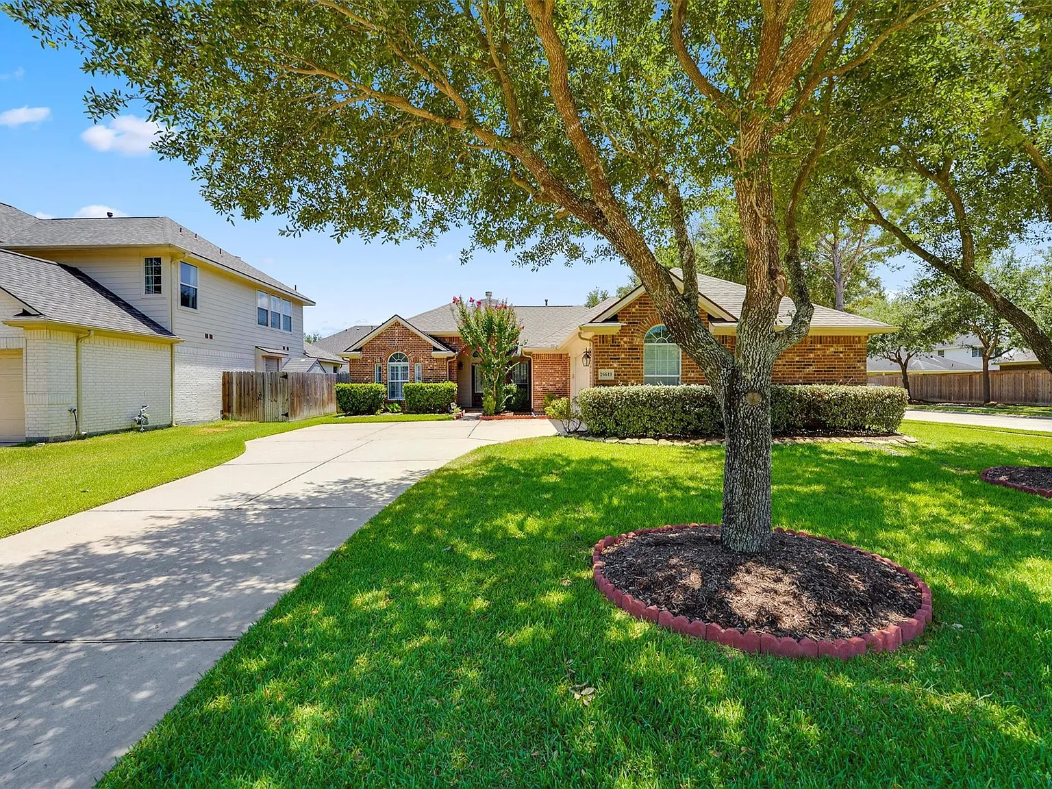 3 bed, 2.0 bath, 2304 sqft, $2,650 — Photo 2
