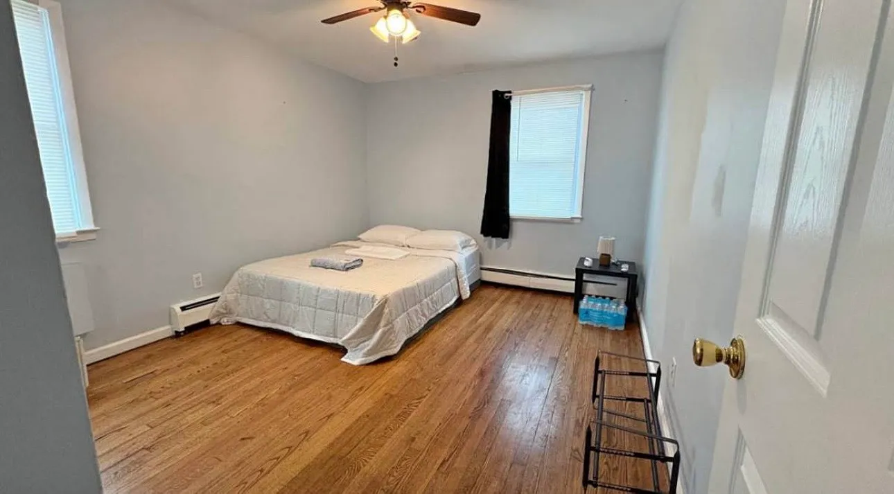 3 bed, 2156 sqft, $900 — Photo 1