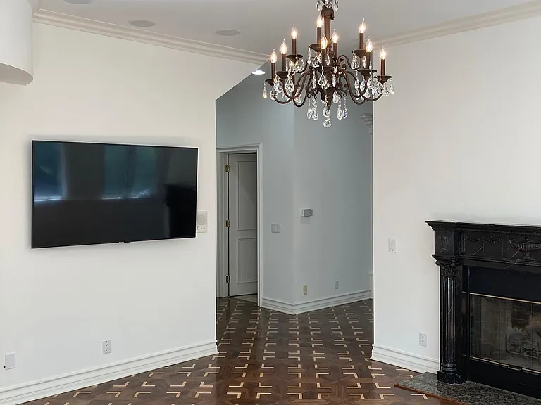 2334 Benedict Canyon Dr — Photo 8
