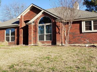 1217 Trinity Dr, Benbrook, TX 76126