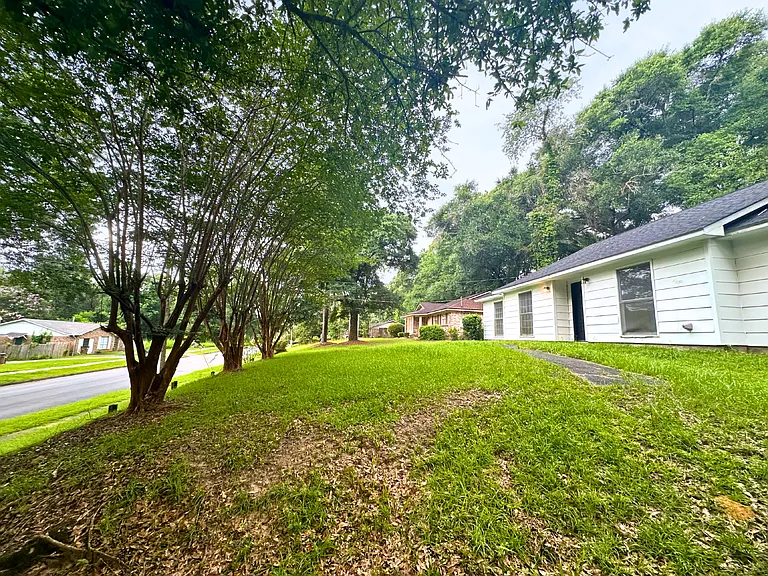 313 Vanderbilt Dr — Photo 2
