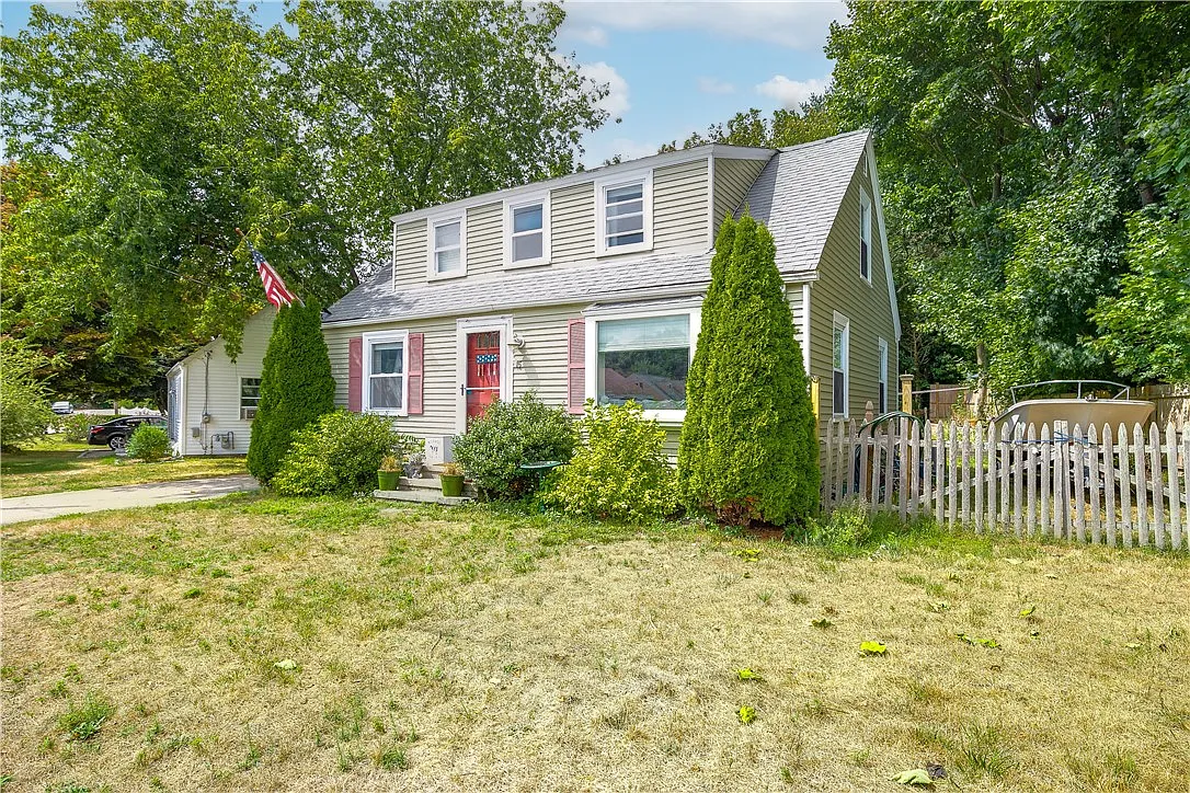 3 bed, 2.0 bath, 1365 sqft, $3,400 — Photo 2