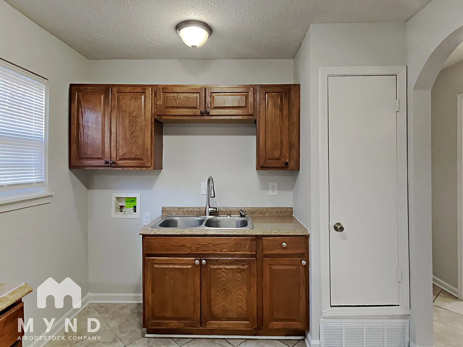 3 bed, 1.0 bath, 911 sqft, $1,085 — Photo 4