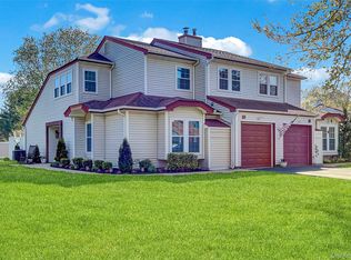 19 Delaware Ct, Coram, NY 11727