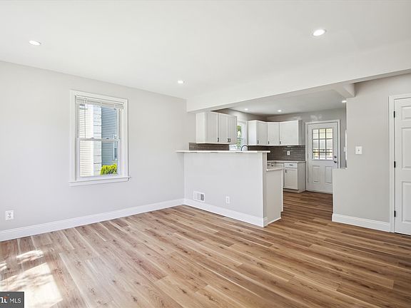 4th image of 8 Chester Cir