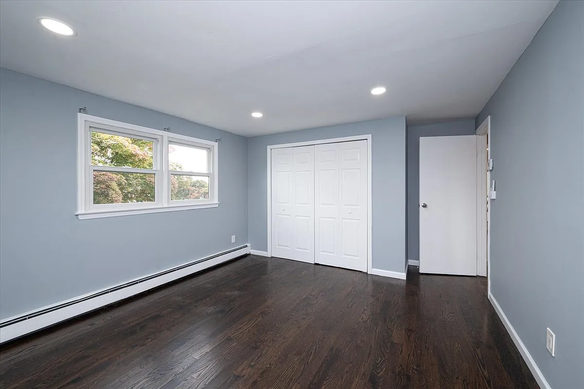 5 bed, 1550 sqft, $6,200 — Photo 2