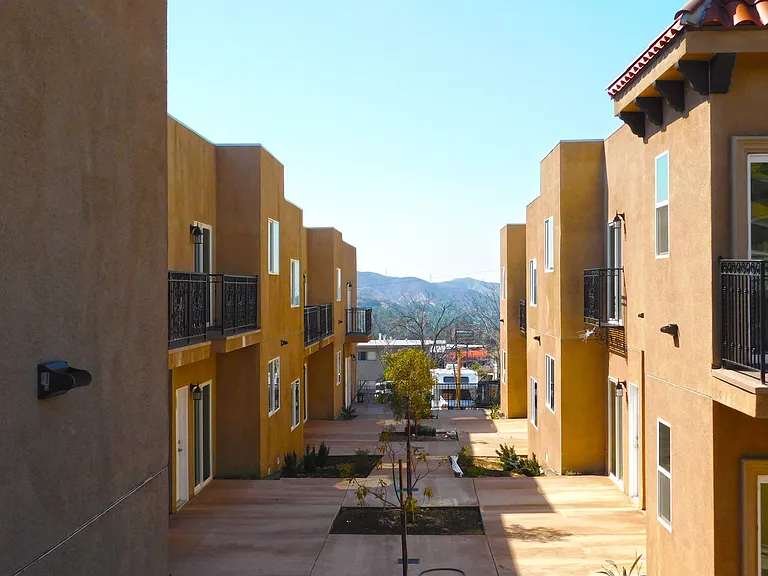 10211-10215 Tujunga Canyon Blvd — Photo 3