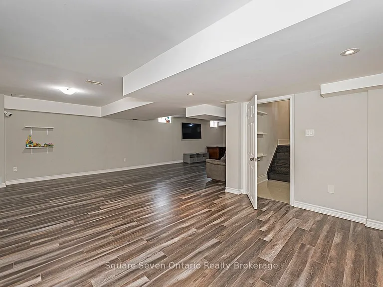 2147 Vineland Cres — Photo 43