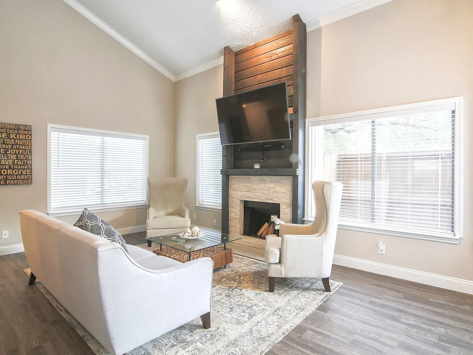 3 bed, 1365 sqft, $2,200 — Photo 3