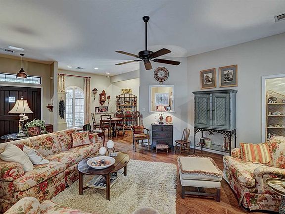 3rd image of 803 NW Seaton Pl