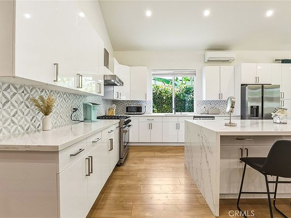 5th image of 5907 Encino Ave