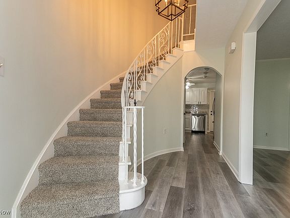 3rd image of 3 Meadowlawn Dr Unit 13
