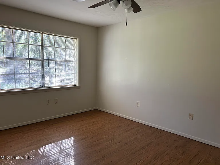326 Oakhill Cir — Photo 6