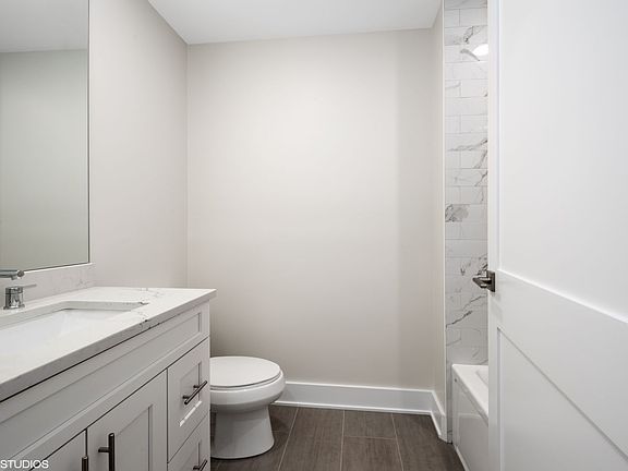 2nd image of 4405 N Artesian Ave #209