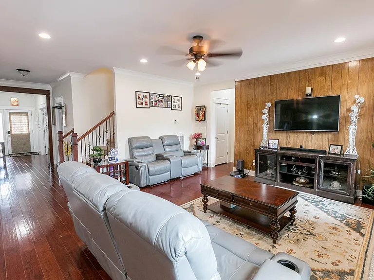 726 Newcomb St — Photo 12