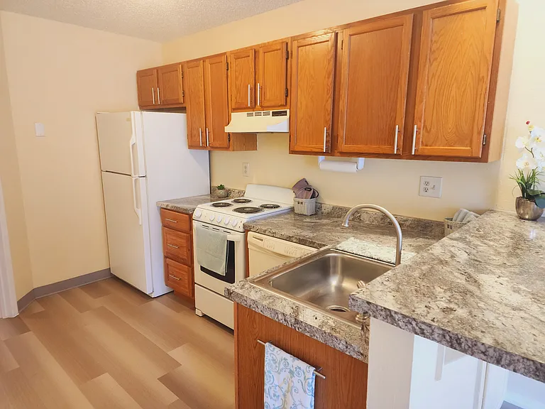 147 Wellington St — Photo 3