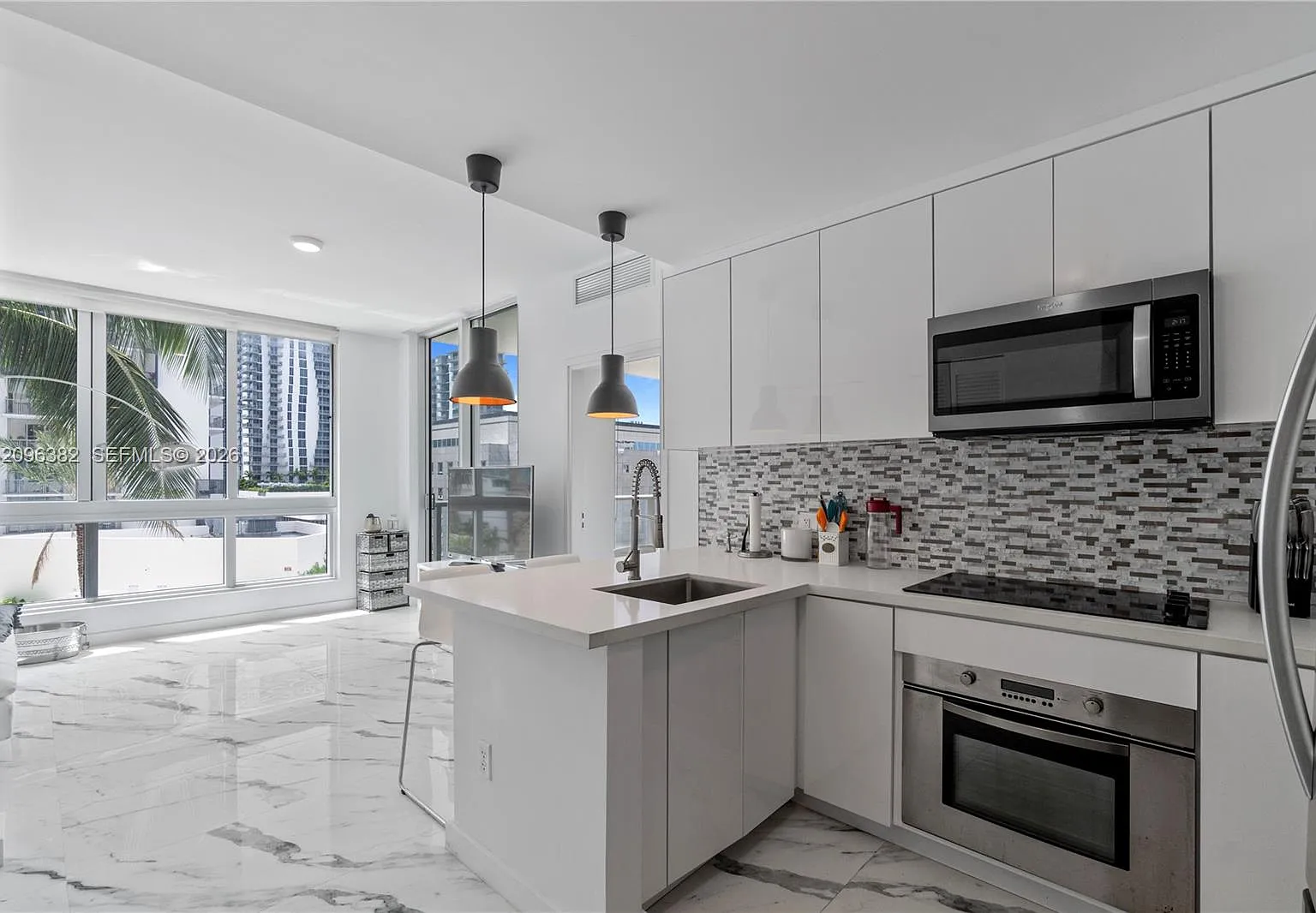 Met 1 Condo — Photo 1