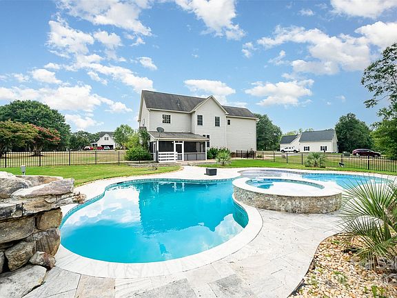 3rd image of 500 Pearl Place Ln