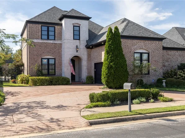 5584 Cordell Dr, Fayetteville, AR 72704